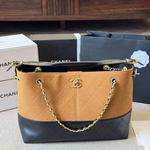 Classic CHANEL Bag: A Stylish and Versatile Choice for Elegance - Picture 5 of 6